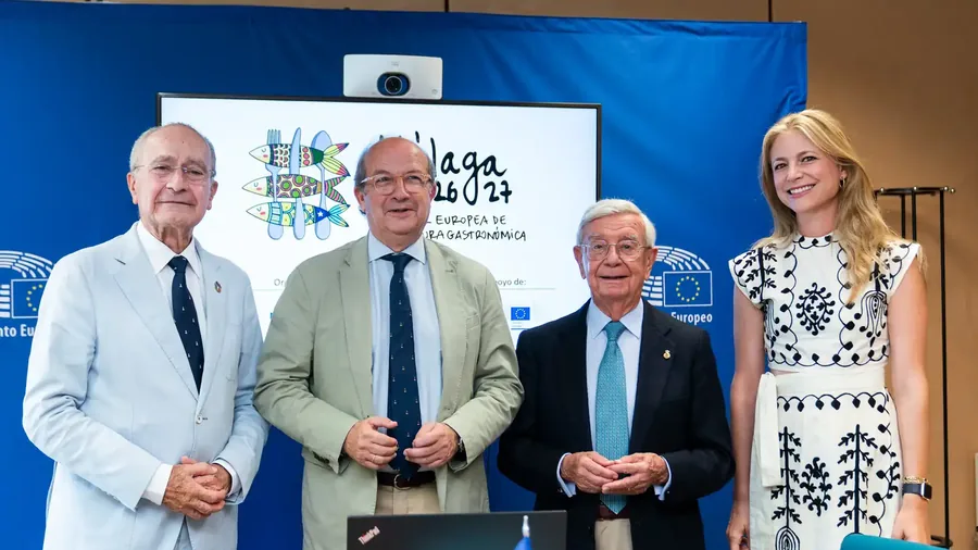 Presentación de la Capitalidad en la Representación de la Comisión Europea en Madrid, con el logotipo de Málaga 26|27 proyectado